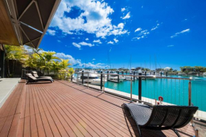 Airlie Beach Marina-Front Luxury at 10 The Cove